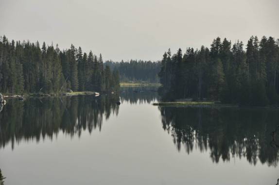 Lago espelhado no início de nossa caminhada no Grand Teton National Park, no Wyoming, nos Estados Unidos